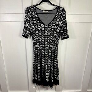 Rod & Ali Knit Dress Black White Gray Chevron Pattern V Neck Short Sleeve Midi